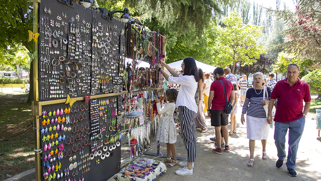 Varias personas disfrutan de los distintos productos ofertados en el mercado artesanal. / Nerea Llorente