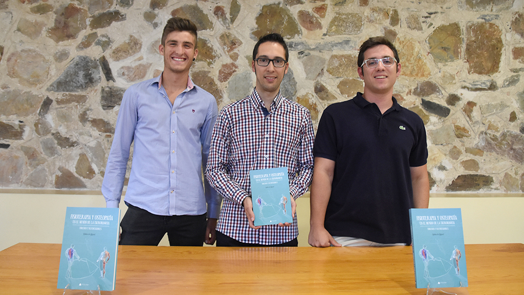 De izquierda a derecha, el recortador Cristian Rubio, el autor Rubén de Miguel y el moderador Rodrigo Gallego./ e.a.