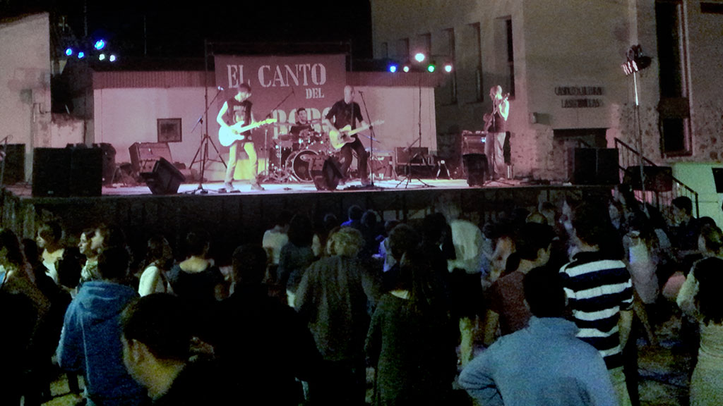 El Canto del Bobo ofrece música pop y rock de los años ochenta interpretando diferentes versiones. / E. A.