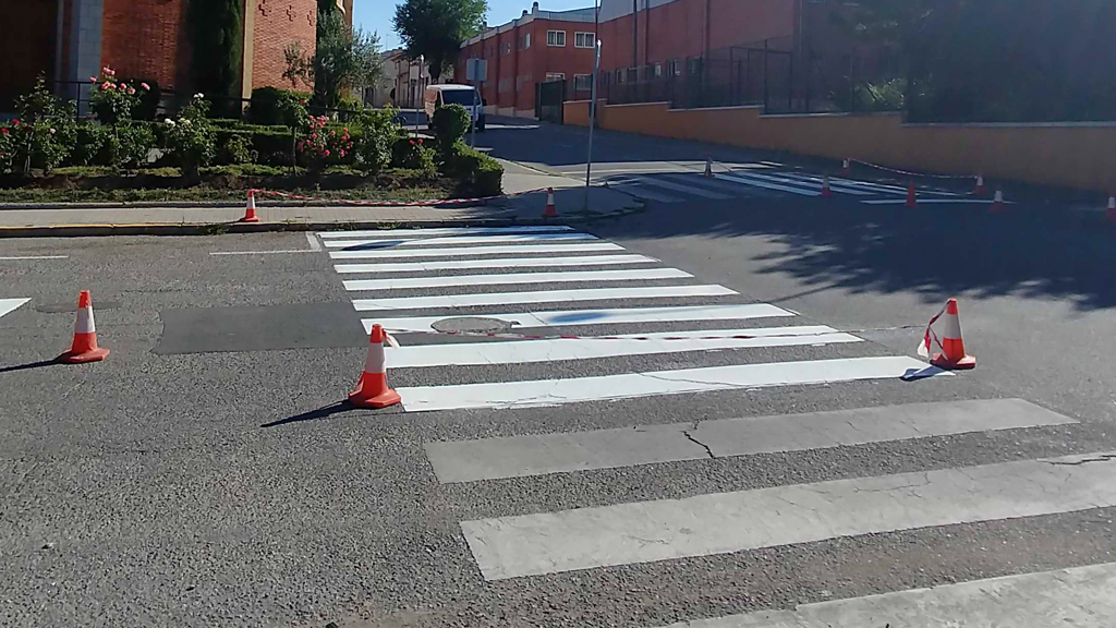 Operación de repintado de pasos de peatones en La Albuera en 2017. / E. A.