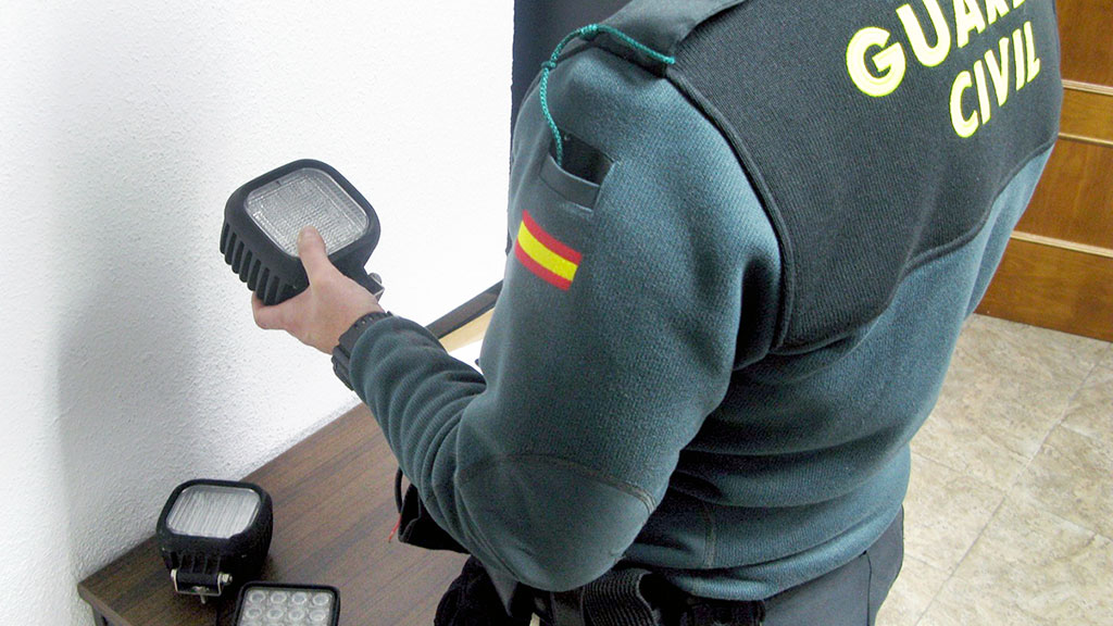 Un guardia civil inspeccionando material robado