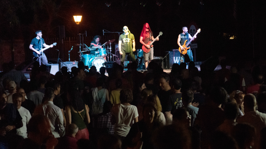 Uno de los grupos de rock tocando en el concierto solidario. / El adelantado