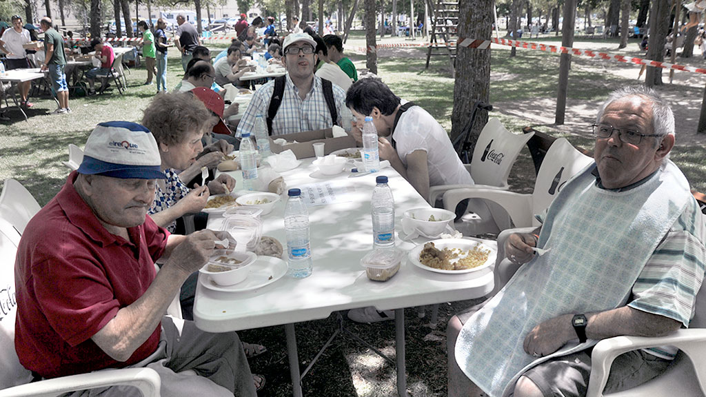 Gran respuesta social en la paella popular veraniega de Apadefim 1 Los presentes pudieron disfrutar de un día diferente acompañados de familiares y con las mejores viandas. / Kamarero
