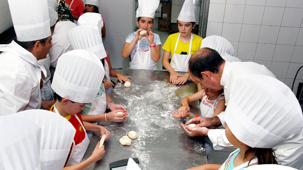 Cocina y pintura se dan citan en 'Laboratorios de creatividad Infantil' 1 Imagen de la pasada edición en el ‘Mensón Cándido’ durante el laboratorio de creatividad infantil de cocina. / Nerea Llorente