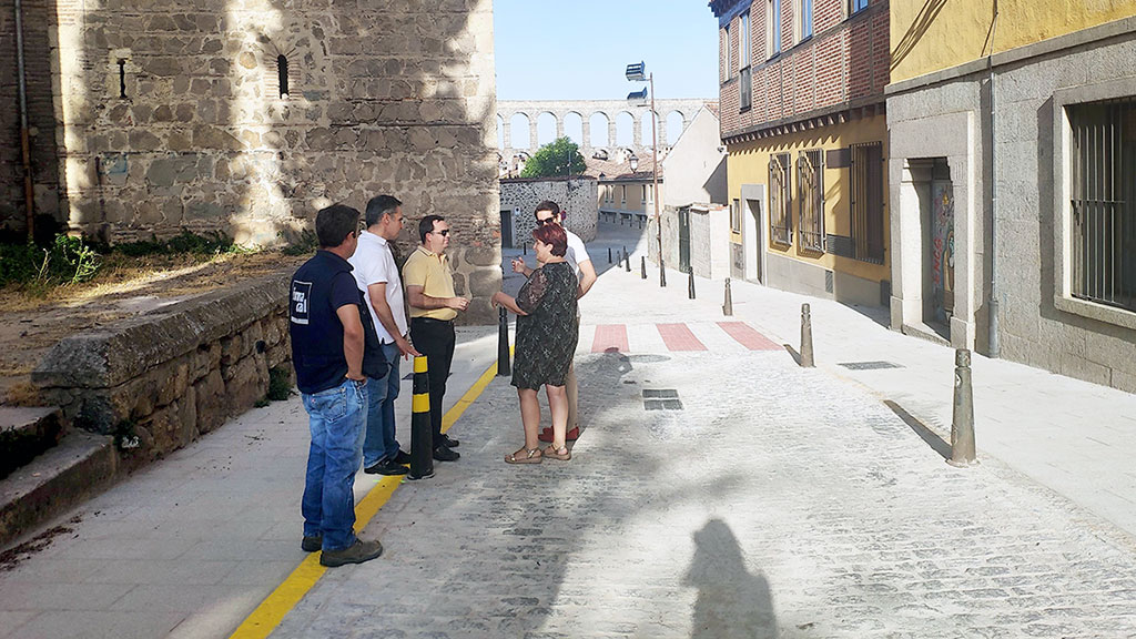 La alcaldesa Clara Luquero visita el resultado de los trabajos de la calle Alamillo. / El Adelantado