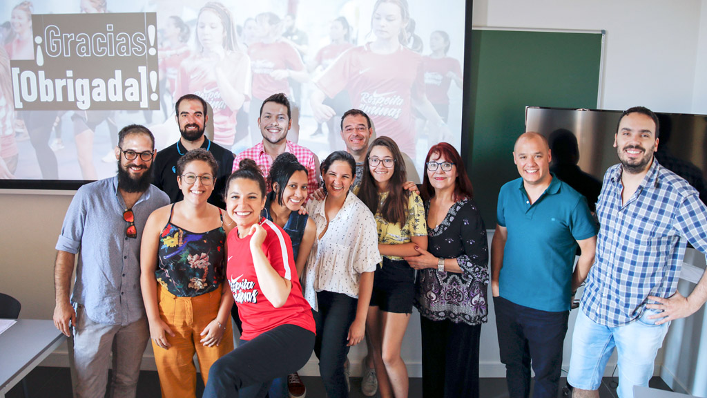 Bárbara Tomiatti con profesores y familiares. / ALBERTO MORALA