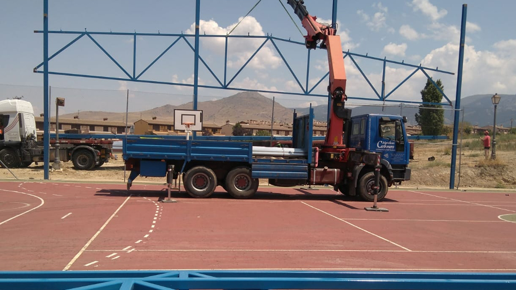 Los trabajos para cubrir la pista ya han empezado. / E.A.