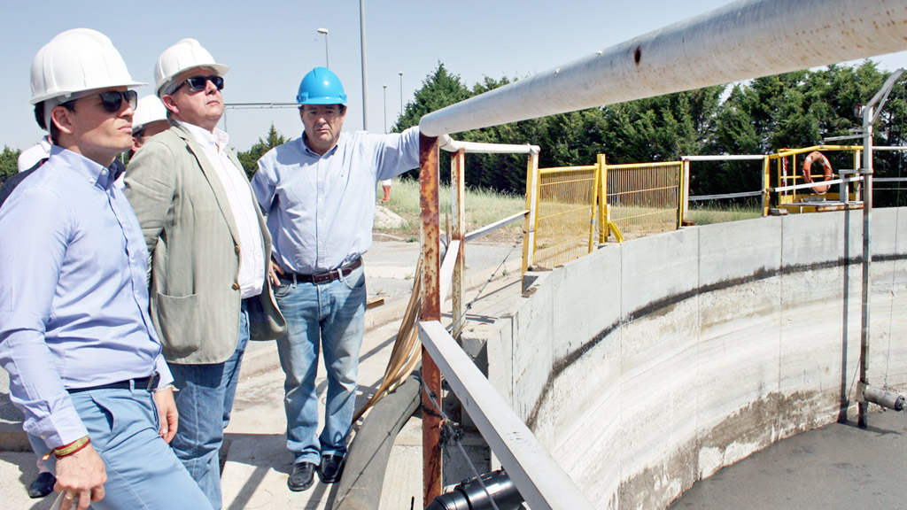 El delegado de la Junta visitó las instalaciones para comprobar las mejoras efectuadas en la empresa. / el adelantado