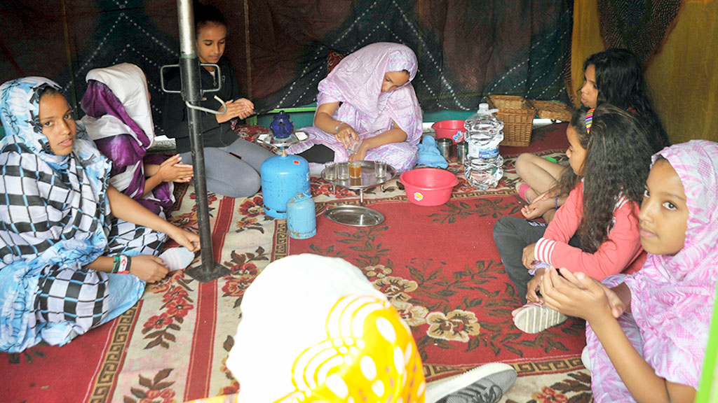 Durante todo el día de ayer se llevaron a cabo en la jaima instalada en la céntrica Avenida del Acueducto demostraciones de las tradiciones y el modo de vida en los campos de refugiados del Sáhara. / kamarero