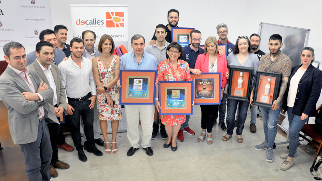 Los galardonados, patrocinadores y representantes de administraciones en la entrega de premios del certamen 'Decalles'. / kamarero