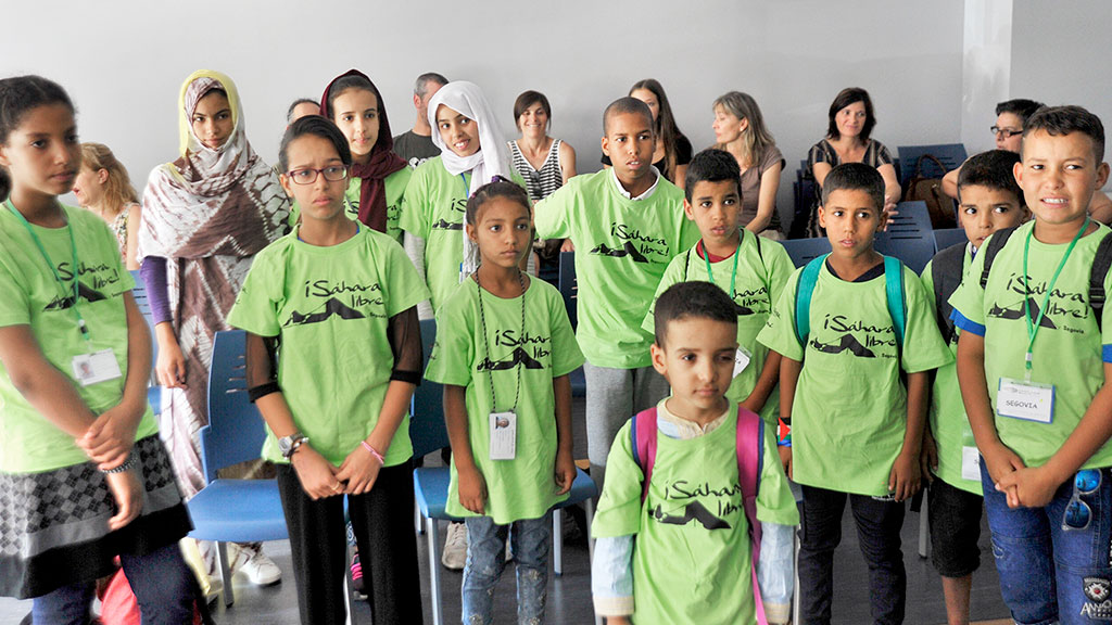 Segovia recibe a 13 niños saharauis para disfrutar unas vacaciones en paz 1 Algunos de los menores saharauis, en el encuentro con sus familiares cuando llegaron a la ciudad ayer.