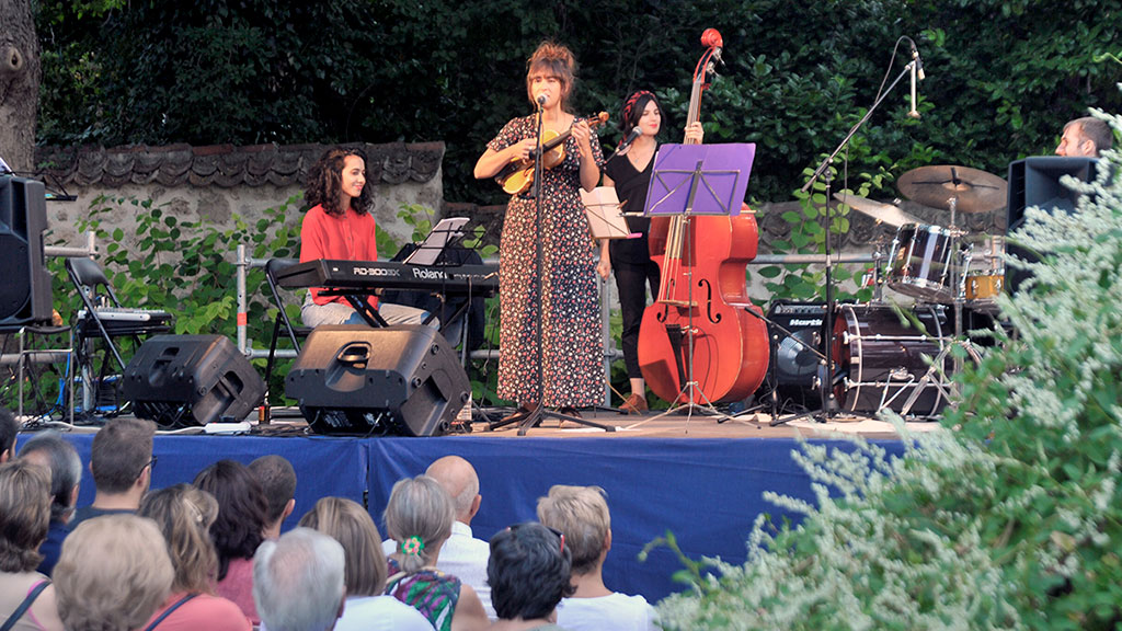 Violeta Veinte Quart, durante el concierto del pasado lunes en el Jardín del Rey de la Casa de la Moneda. / Kamarero