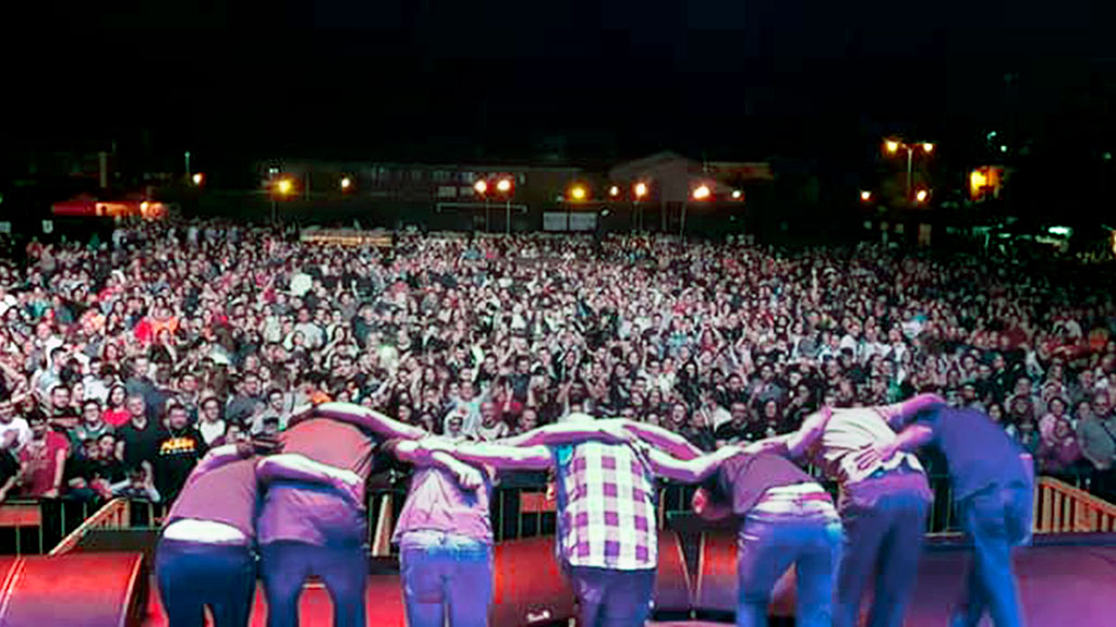 Un concierto de la edición del 2019 de 'Fogo rock' en el campo de fútbol de Ayllón. / EL ADELANTADO
