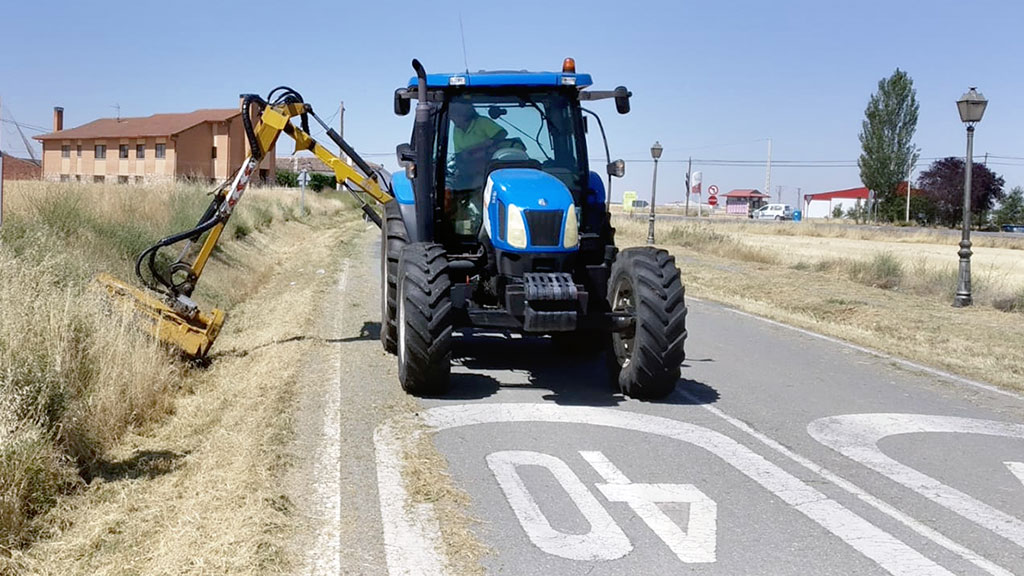 El mantenimiento de la red viaria provincial se realiza cada verano para mantener seguras las carreteras. / El Adelantado