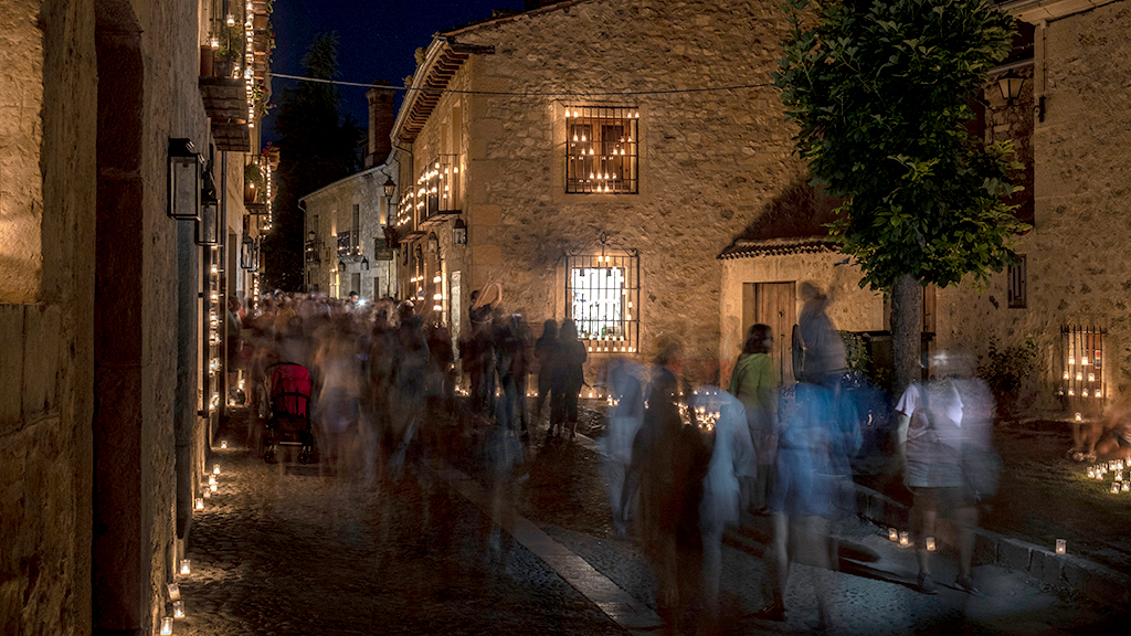 El primer fin de semana de las Velas de Pedraza consiguió reunir en el recinto amurallado de la villa cerca de 8.000 personas, siendo la música la máxima protagonista de la jornada del sábado. / kamarero