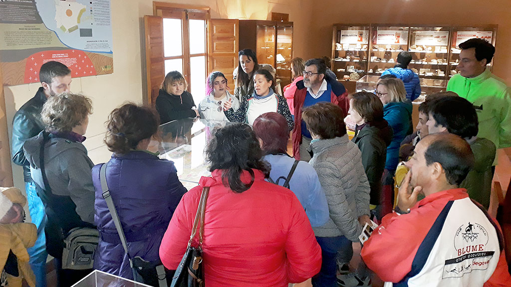 La geóloga Ana Arribas, durante una de las recientes visitas al Geomuseo del Centro Doctor Velasco./ álvaro pinela
