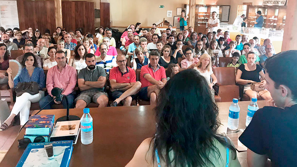 El Museo de Minerales y Rocas de Valseca reabre sus puertas renovado 1 Asistentes a la inauguración del Museo de Minerales de la localidad. / el adelantado