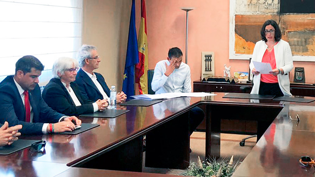 Constitución del Ayuntamiento de Valverde, con Carmen Gómez al frente. / E.A.