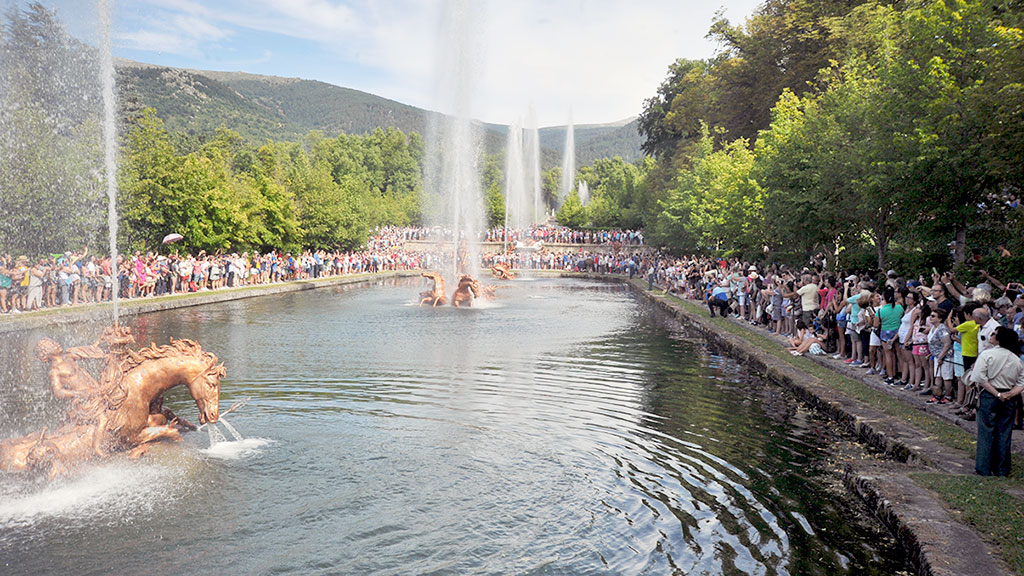 Imagen de la fuente de la ‘Carrera de Caballos’, que se encendió junto a otras cinco por Santiago Apóstol. / kamarero