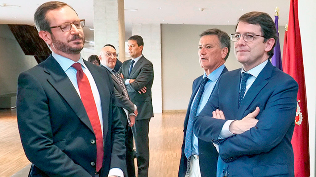 Javier Maroto, el martes pasado en las Cortes de Castilla y León, junto 
al presidente de la Comunidad, Alfonso Fernández Mañueco. / EFE