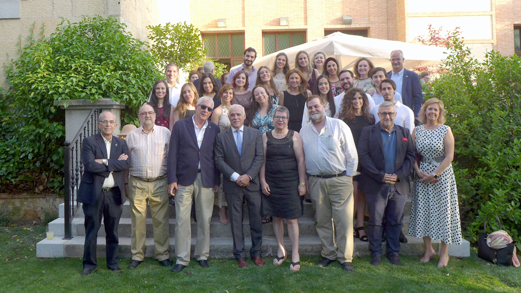 Los nuevos residentes posan con la junta directiva del colegio de Médicos liderada por Enrique Guilabert, el director de la Fundación Científica,  José Hernández, y el doctor Antonio Blanco Mercadé. / E. A.