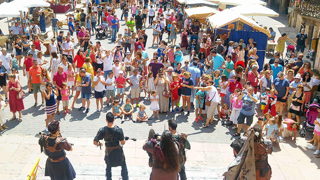 La Fiesta de los Fueros atrae cada año a un gran número de visitantes a la villa. / E.- A.
