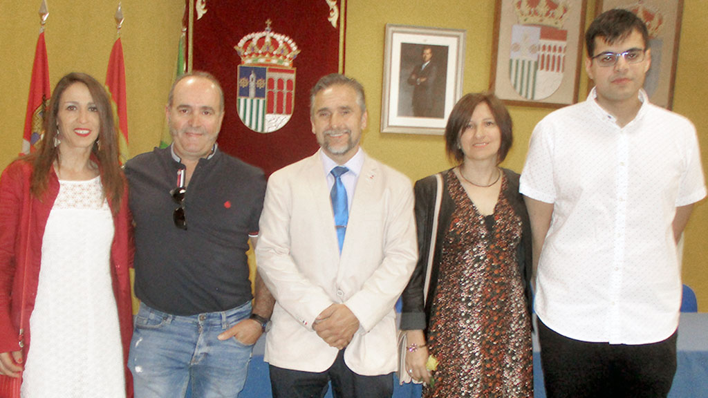 Foto de familia del equipo de Gobierno de la localidad segoviana de Cantimpalos. / Lourdes Matarranz