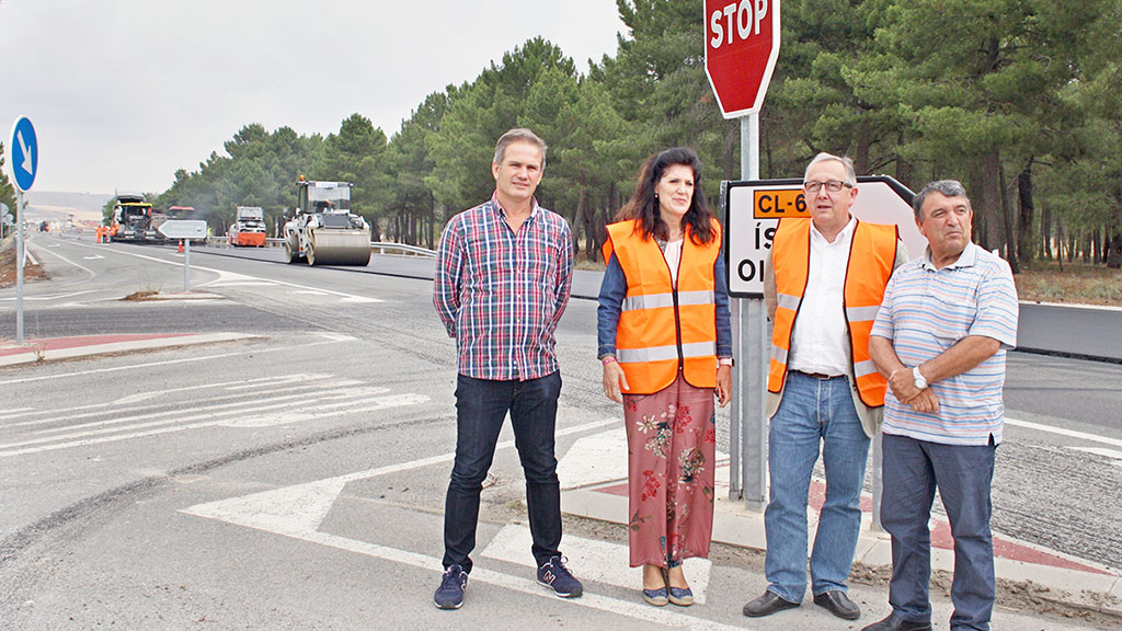 Los representantes de la Junta y alcaldes de los municipios donde discurre la vía se reunieron para ver los trabajos. /E. A.