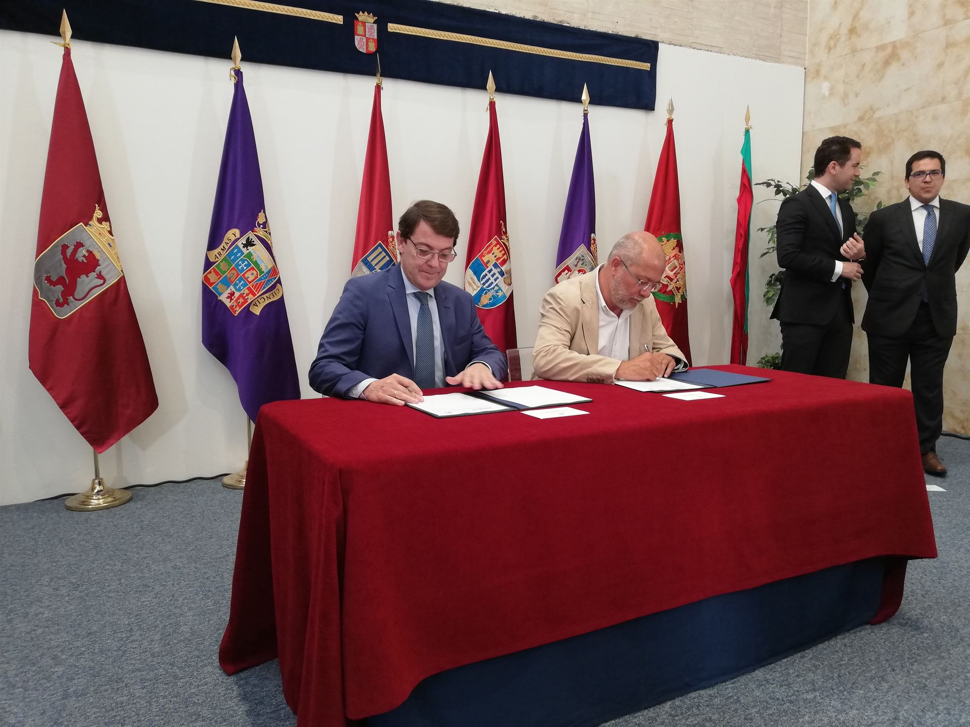 El presidente regional del PP, Alfonso Fernández Mañueco, y el portavoz y candidato de Cs, Francisco Igea. / europa press