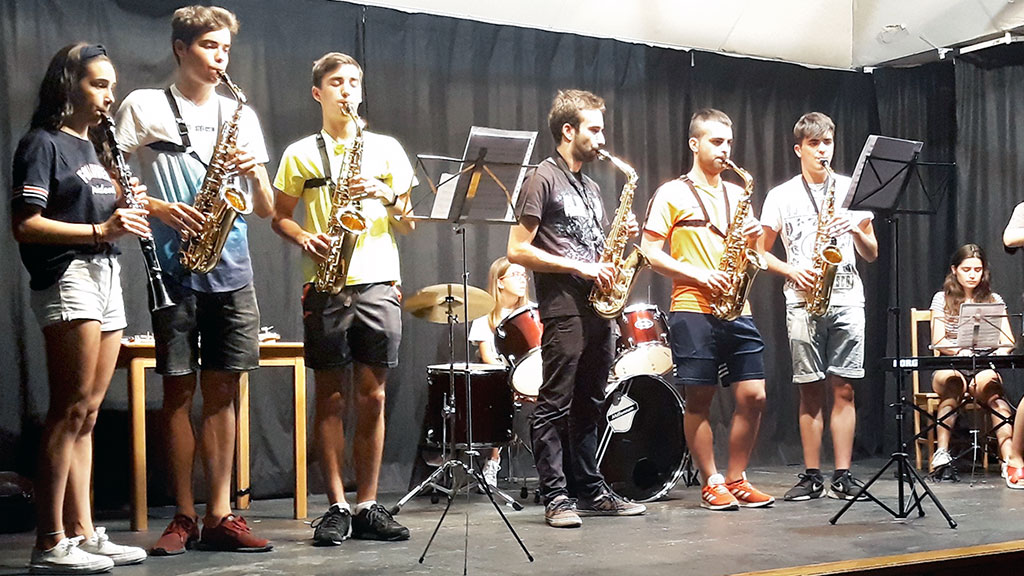 El concierto de Jóvenes Valores de Fuentepelayo desbordó las expectativas 1 La actuación final de todos los músicos puso el broche de oro a un concierto que consiguió cautivar a todo el público. / E. A.