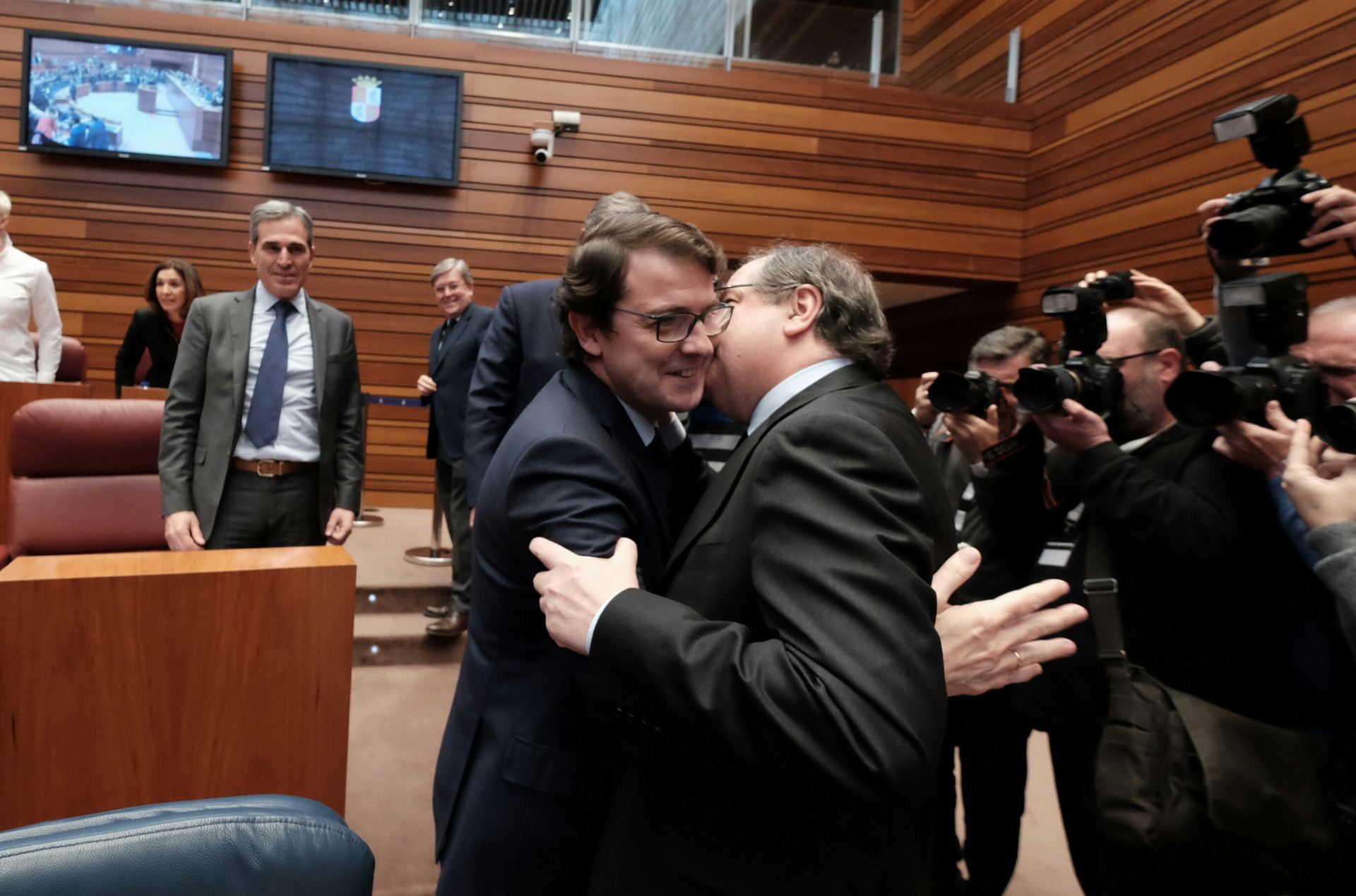 Mañueco y Herrera se abrazan en las Cortes regionales. / Europa press