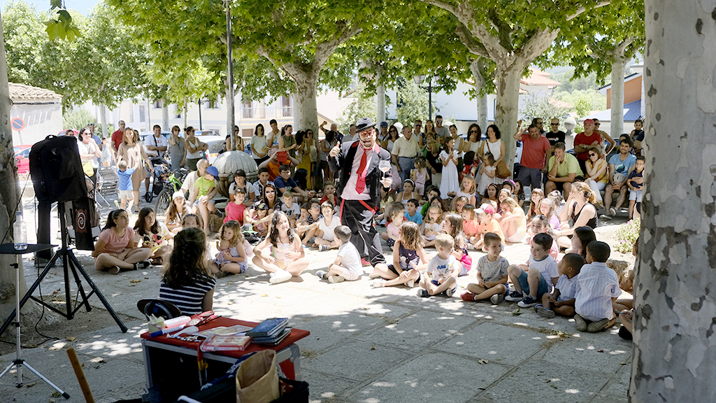Un momento en una de las actuaciones de magia que tuvieron lugar ayer por la mañana en El Espinar. / José Redondo