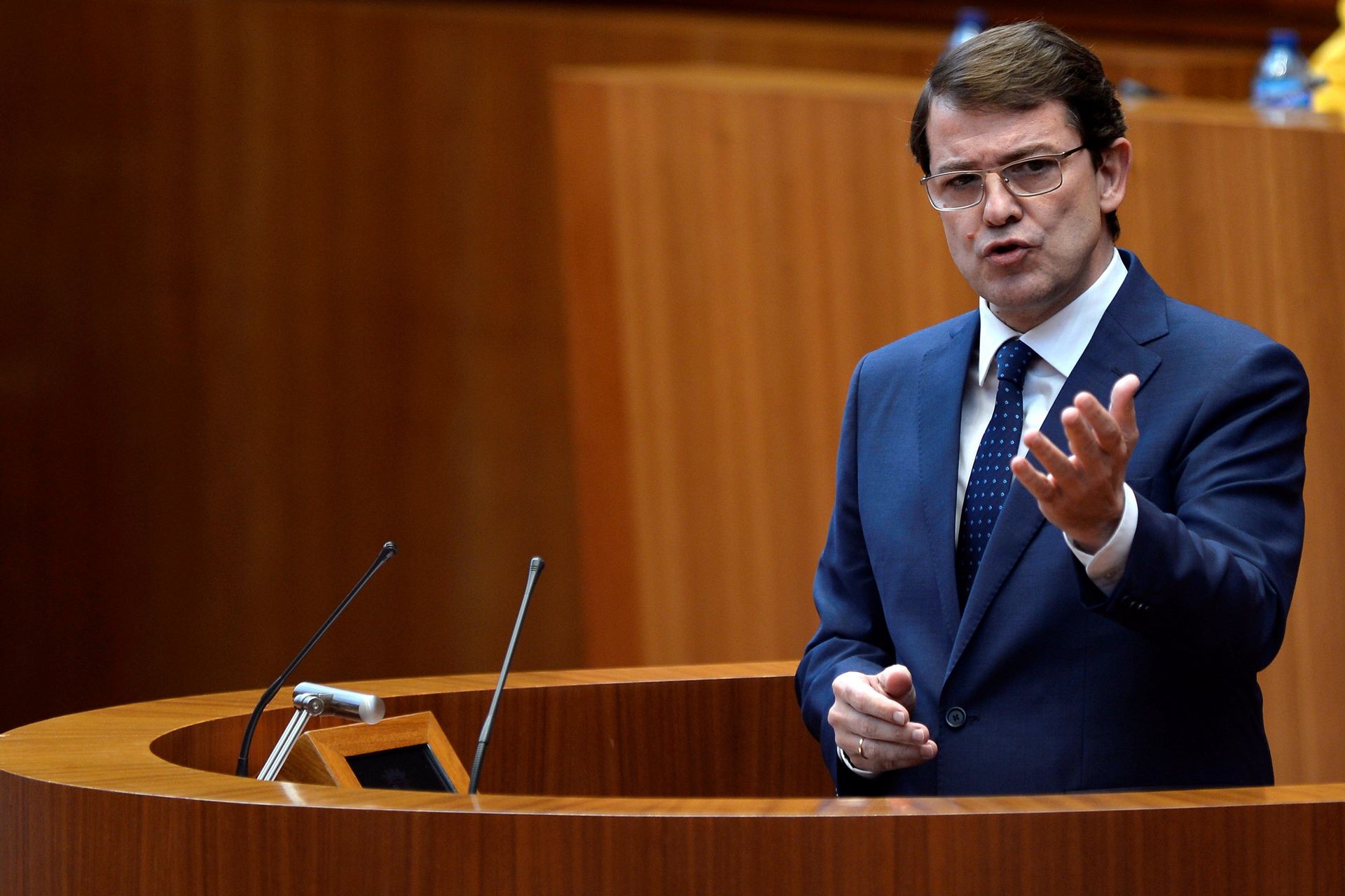 El presidente de la Junta de Castilla y León, Alfonso Fernández Mañueco, durante un discurso en las Cortes. / efe