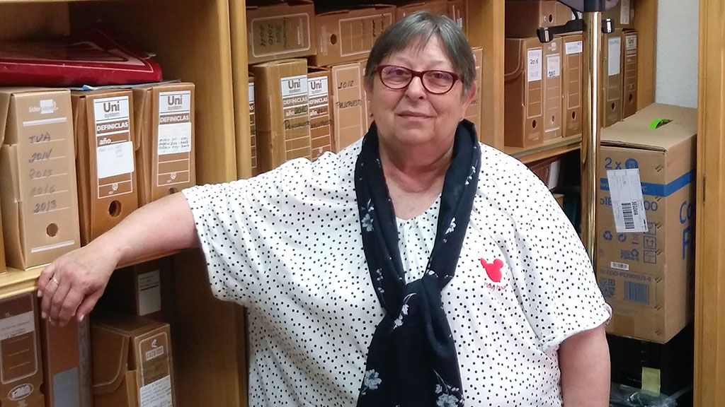 Julia Montalvillo es la encargada de custodiar los documentos y velar por su conservación./ NDRÉS M. CÁRDABA