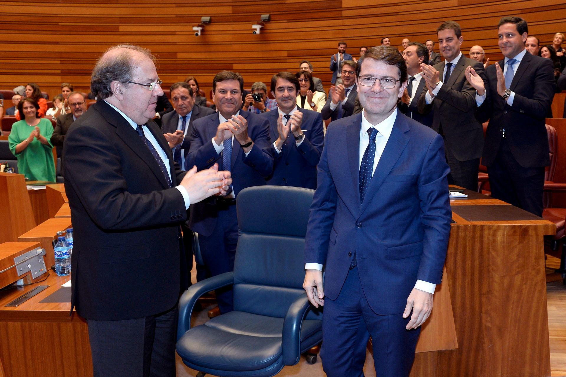 El Grupo Parlamentario Popular aplauden a Alfonso Fernández Mañueco tras su elección como presidente regional. / EFE