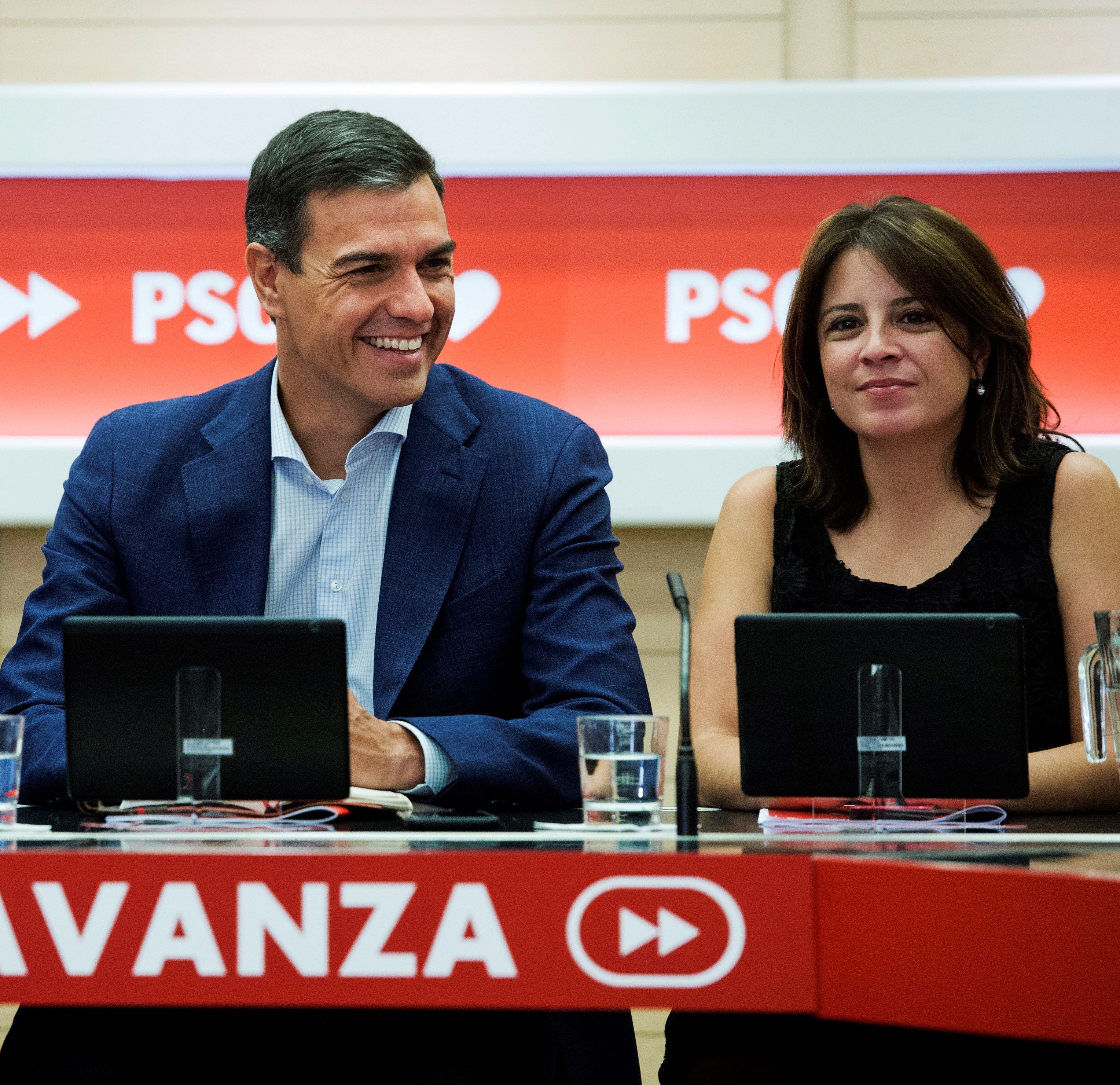 El secretario general del PSOE, Pedro Sánchez, y la portavoz del partido, Adriana Lastra . / efe