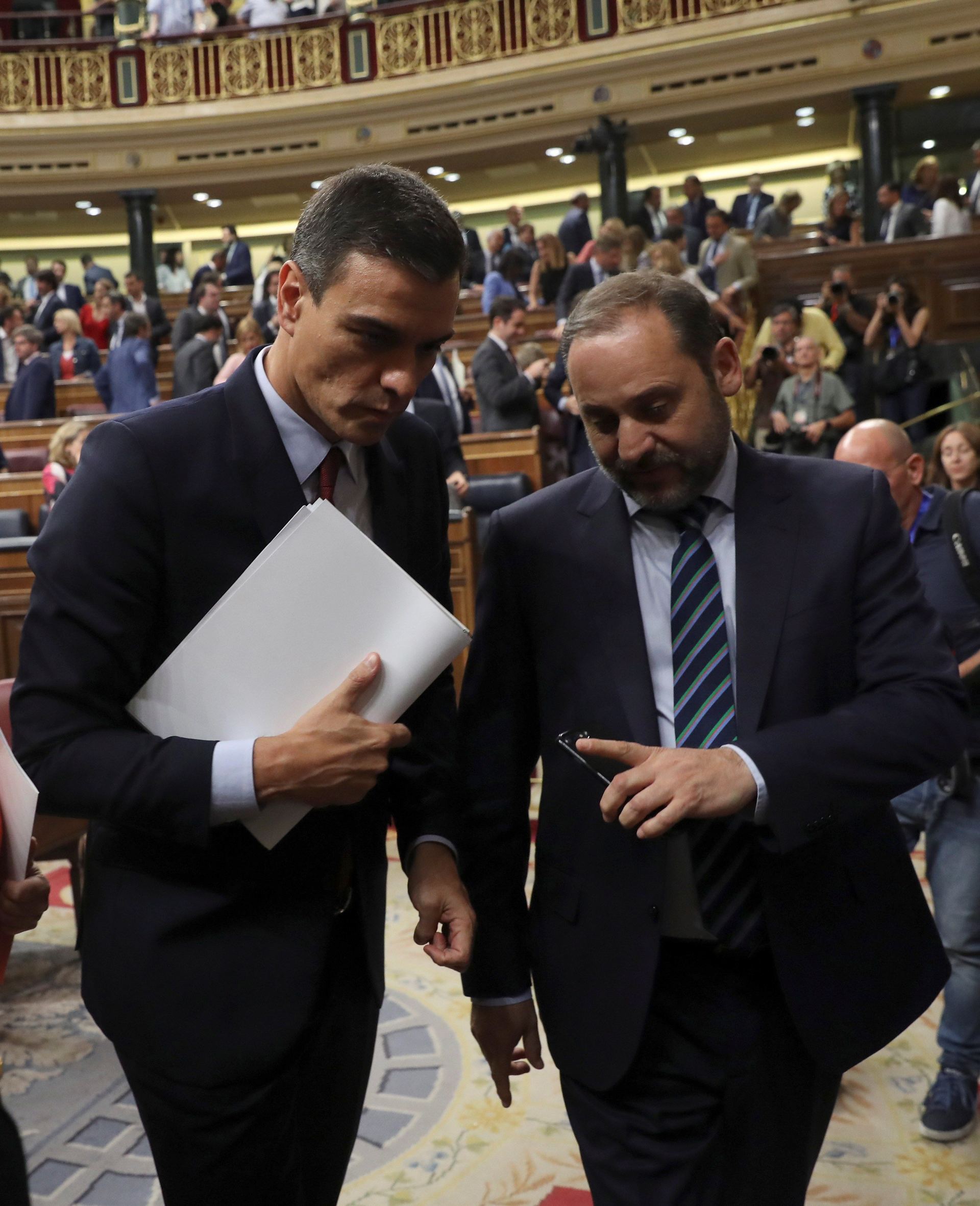 Pedro Sánchez (i) acompañado por el ministro de Fomento en funciones, José Luís Ábalos. / europa press