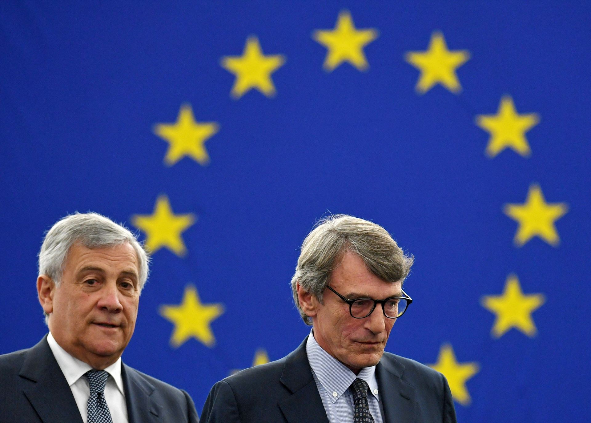El presidente de la Eurocámara saliente, Antonio Tajani (i), junto al recién elegido David Sassoli (d).