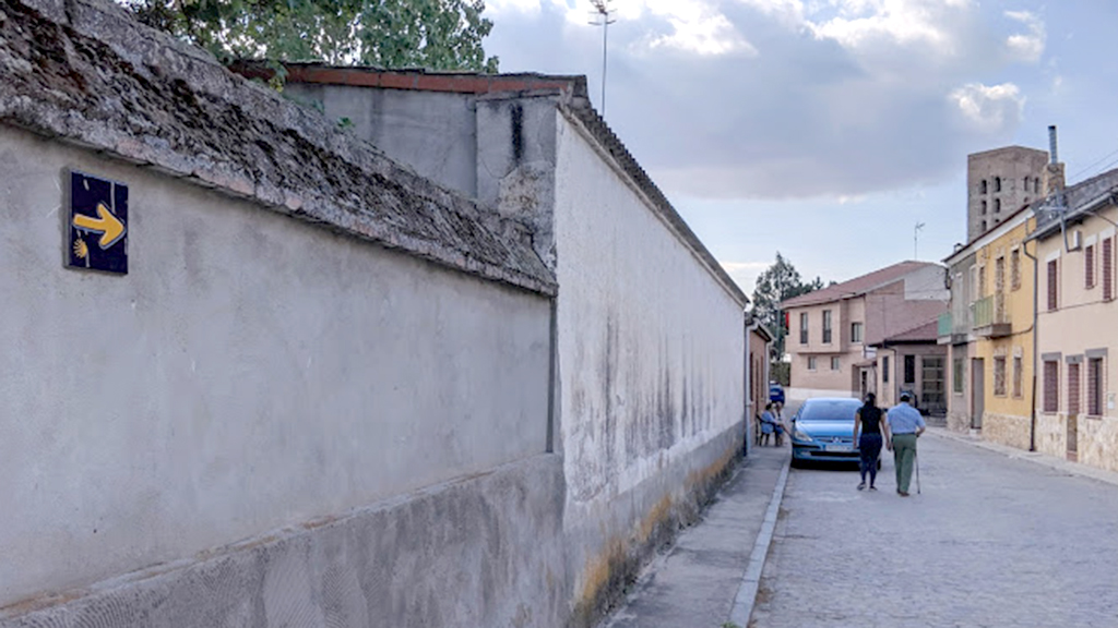 El nuevo panel informativo y las nuevas señales azules son muy útiles para que los peregrinos no se pierdan y puedan atravesar la localidad sin ningún problema. / David Rubio