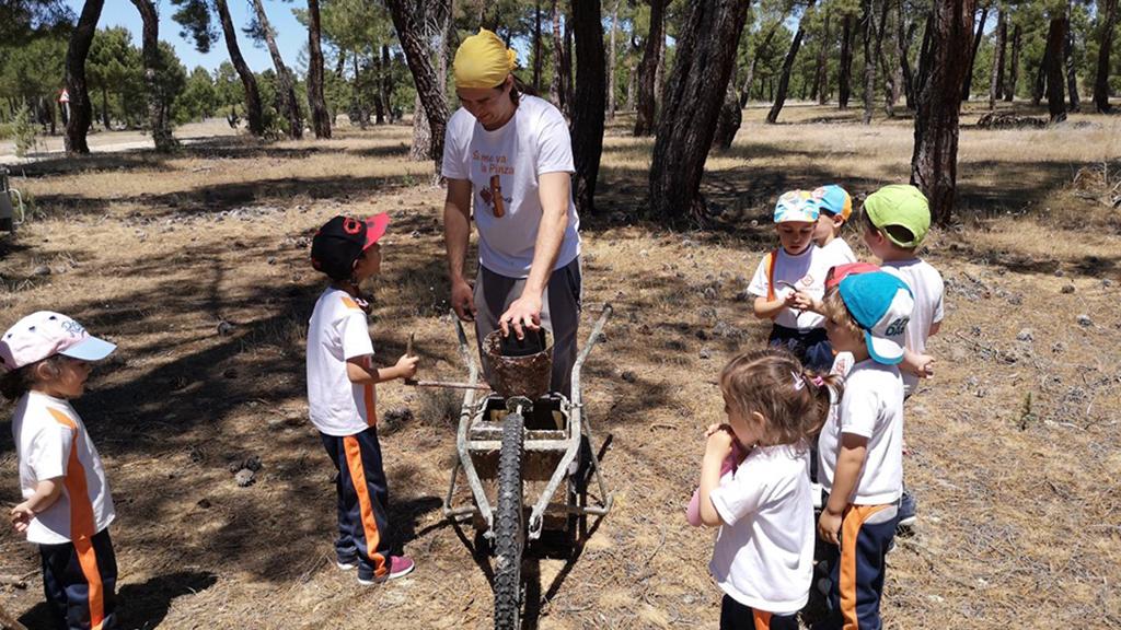 David Pérez explicando como el resinero recolecta la resina./ El Adelantado