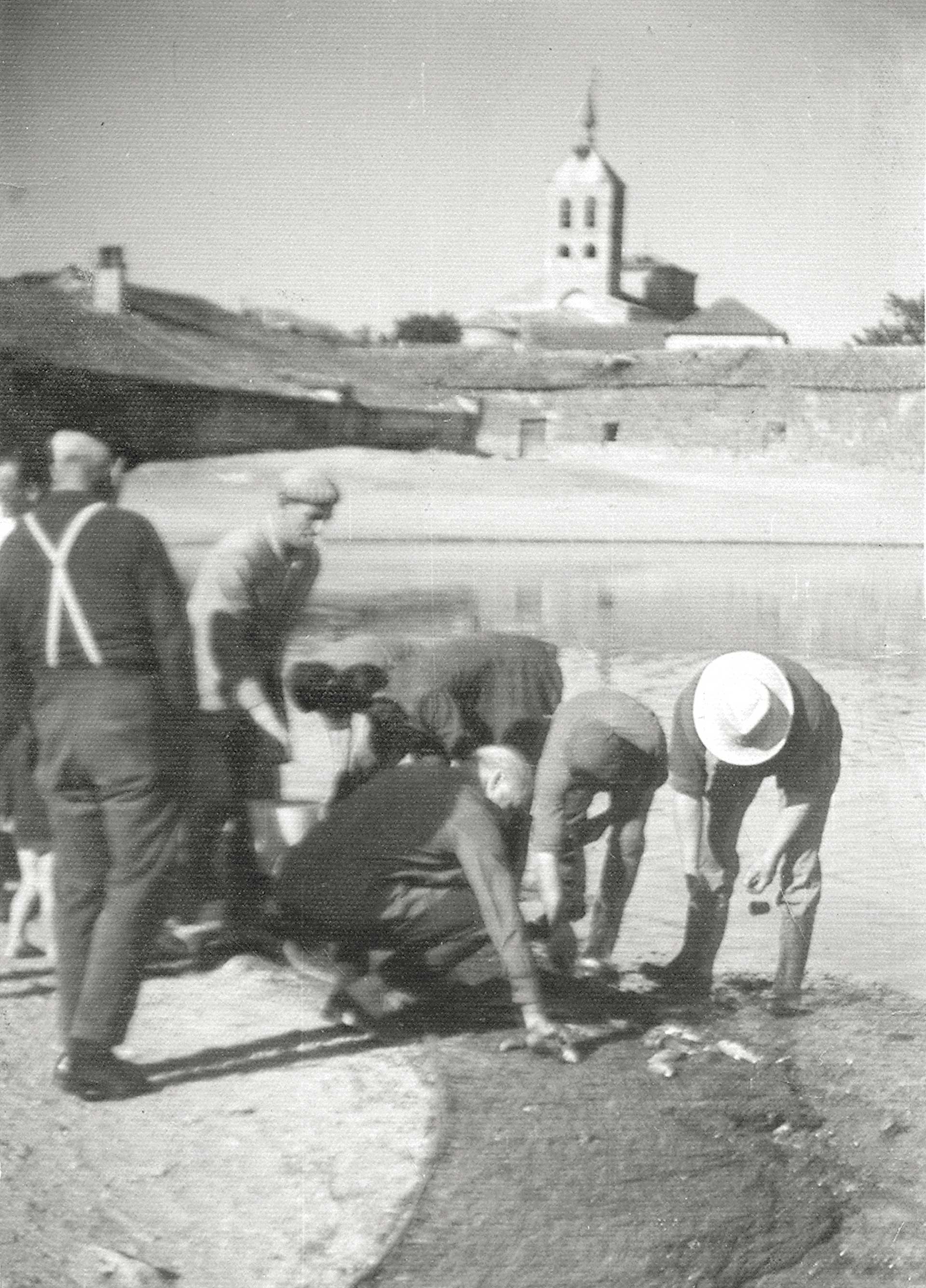 Una mirada al ayer de Nieva 1 Pescando tencas en la charca de Nieva. (Cedida por Juana San Felipe).