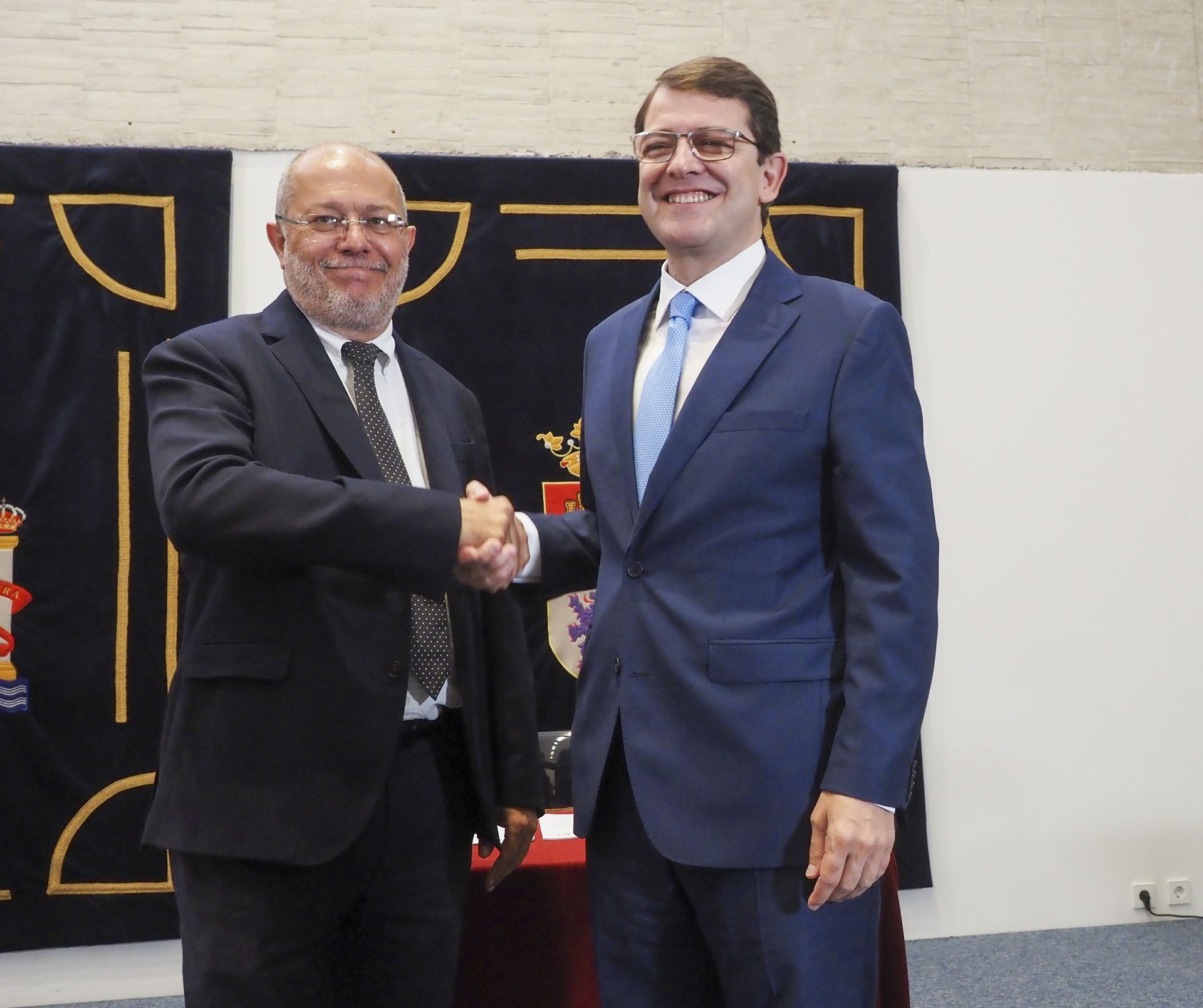 El candidato de Ciudadanos, Francisco Igea, estrecha la mano al líder regional del PP, Alfonso Fernández Mañueco. / E.P.