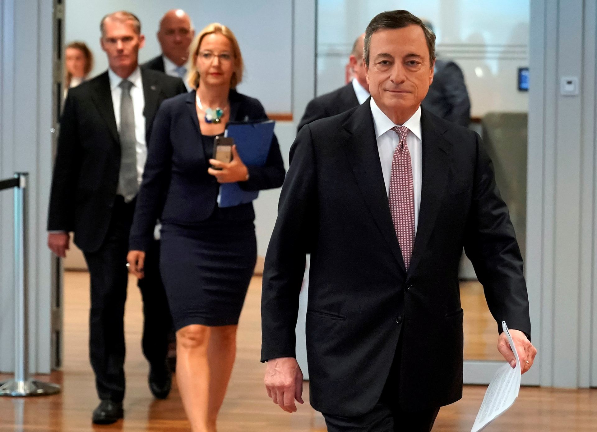 El presidente del Banco Central Europeo (BCE), Mario Draghi, acude a la rueda de prensa. / efe