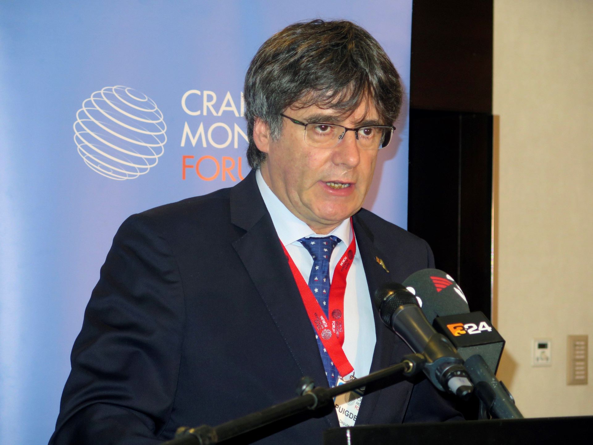 El expresidente de la Generalitat de Cataluña, Carles Puigdemont, ofrece una conferencia de prensa en Suiza. / efe