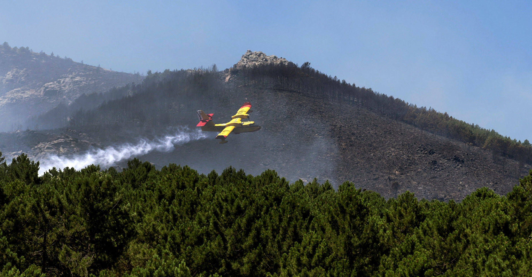 Un hidroavión trabaja en la extinción del incendio declarado el sábado en Sotillo de la Adrada. / EFE