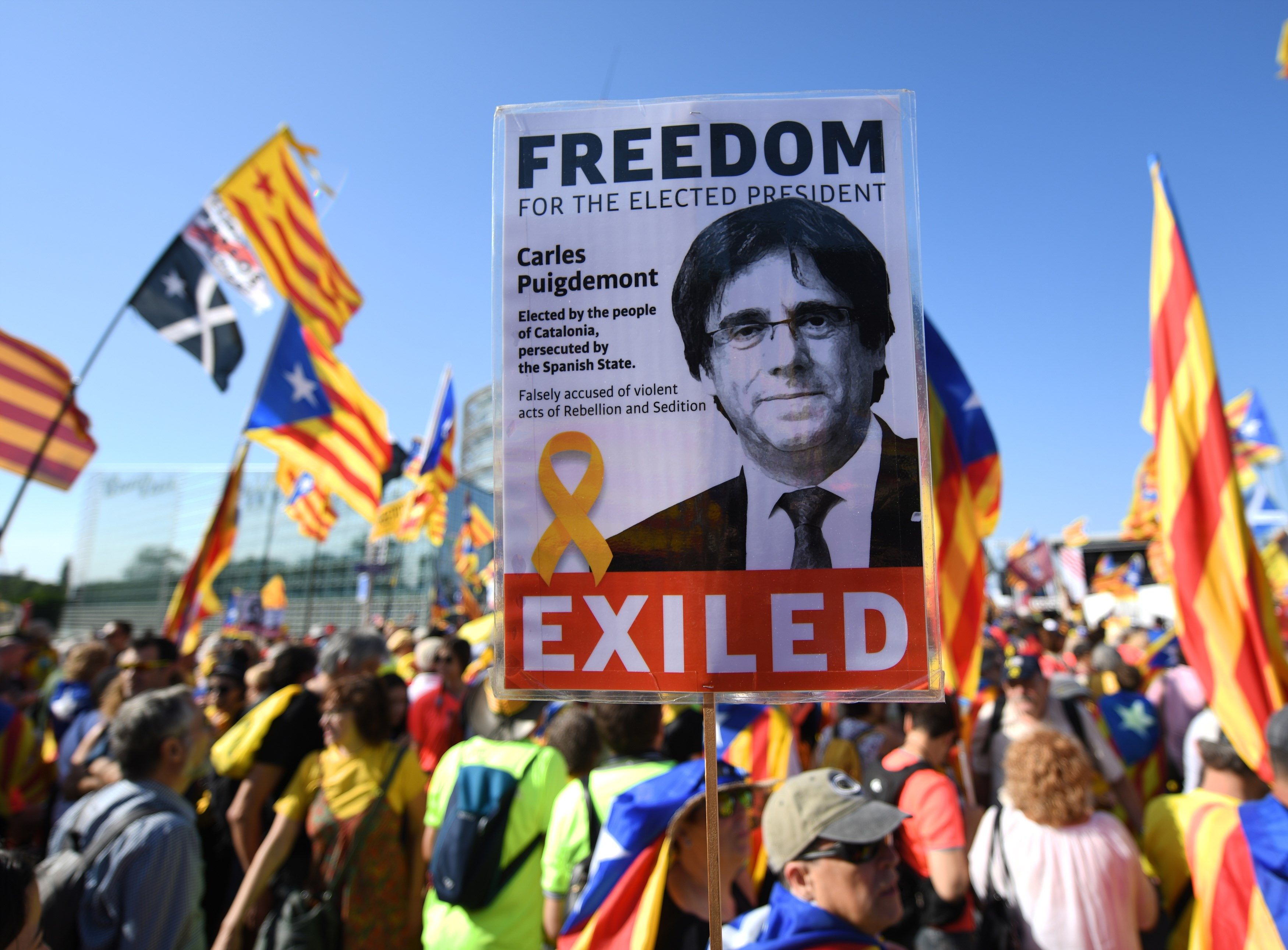Independentistas catalanes se manifiestan ante el Parlamento Europeo en la apertura de la legislatura. / EFE