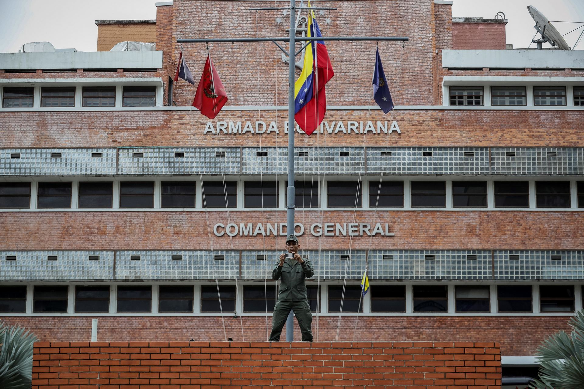 Militares custodian la entrada del Comando General de la Armada Bolivariana en Caracas.