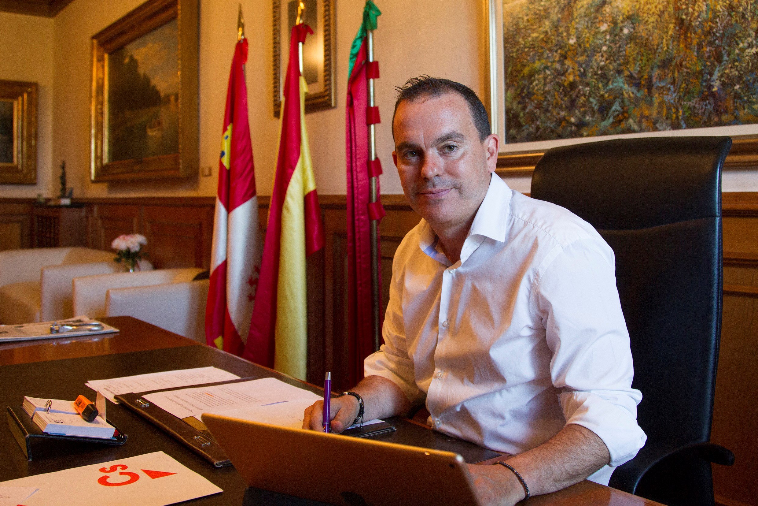 El presidente de la Diputación de Zamora, Francisco José Requejo, atiende a los medios en su despacho. / efe