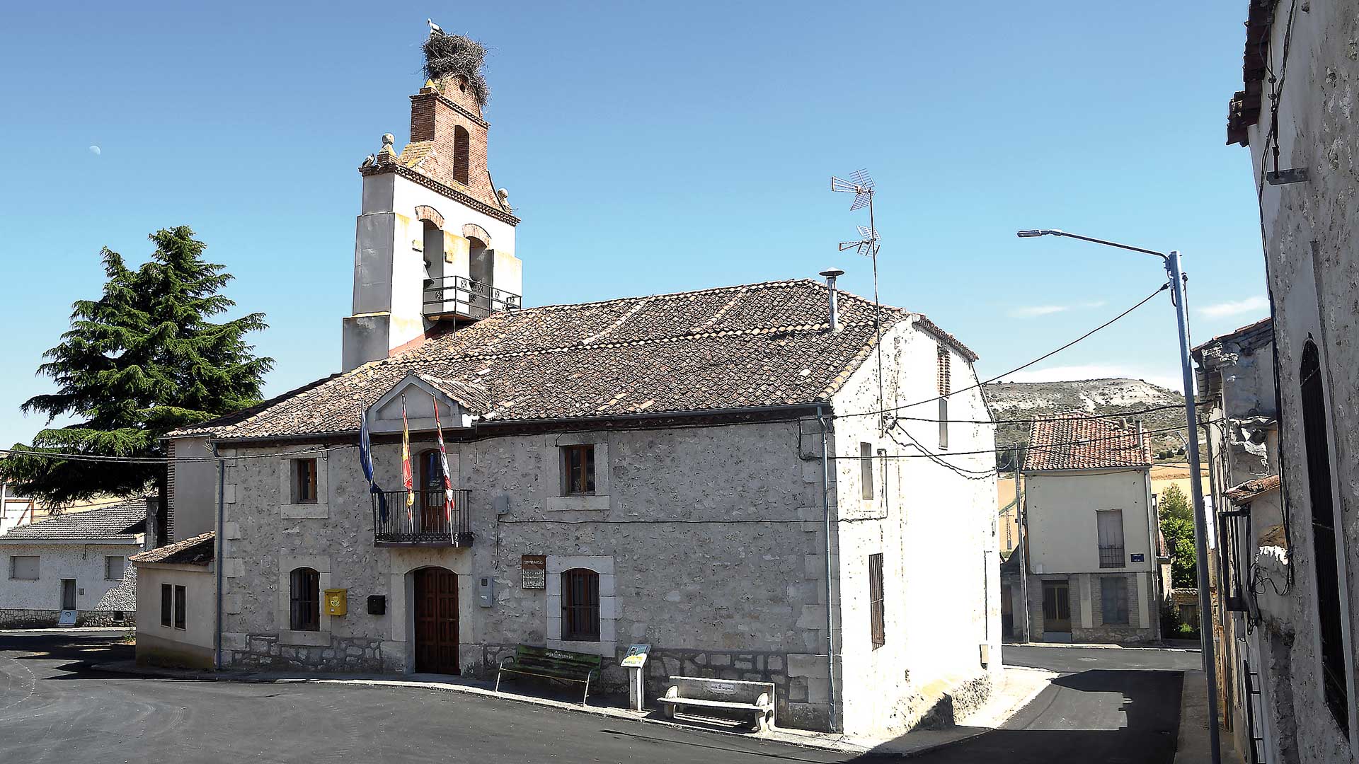 Espadaña de la iglesia parroquial y Casa Consistorial del término. / José Antonio Santos