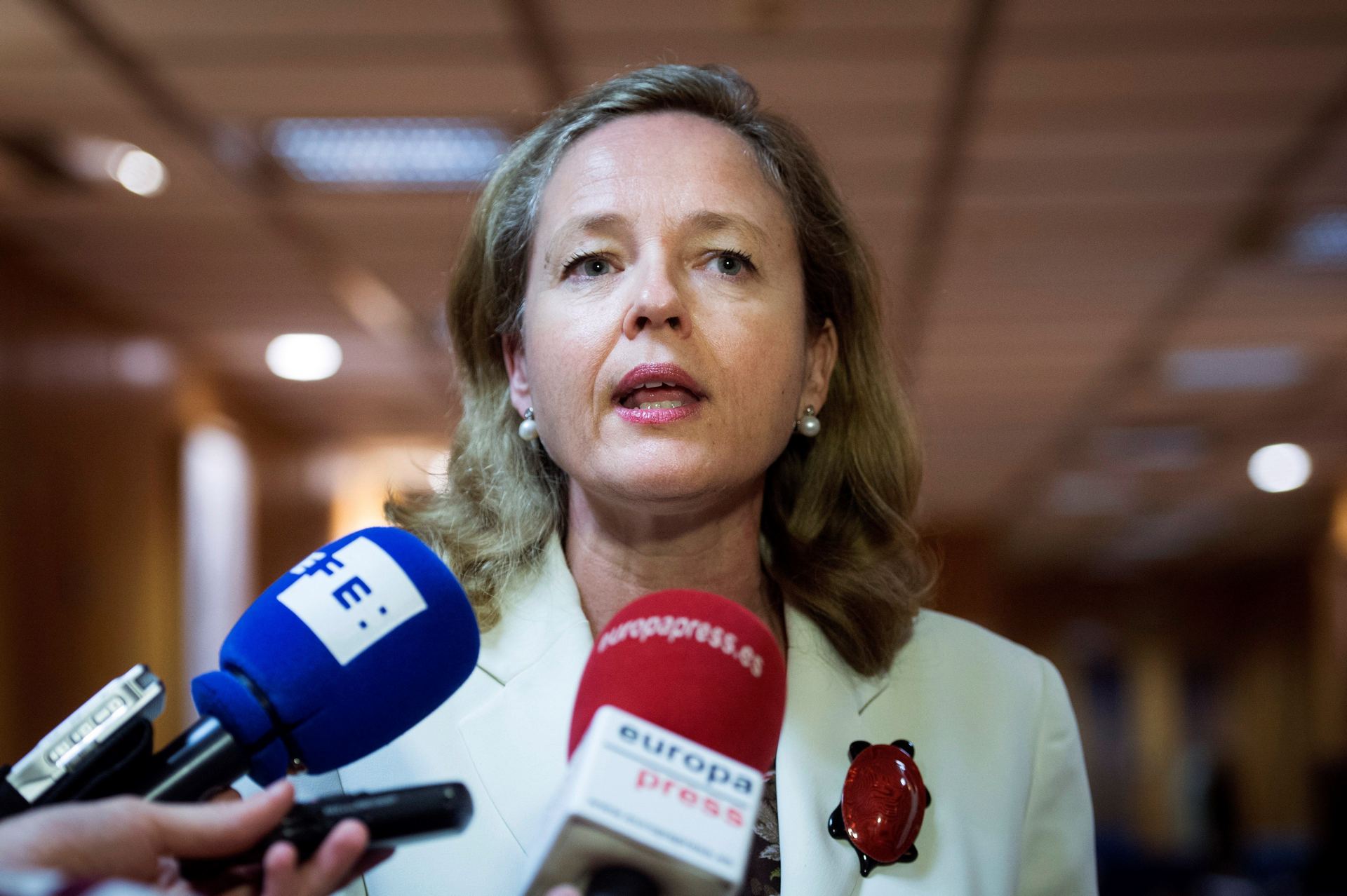 La ministra de Economía en funciones, Nadia Calviño, atiende a los medios de comunicaciones. / efe